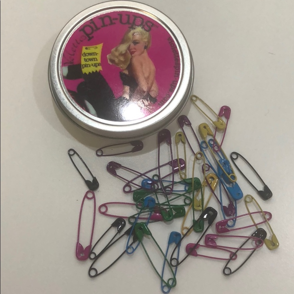 Pin ups - Picture 3 of 4